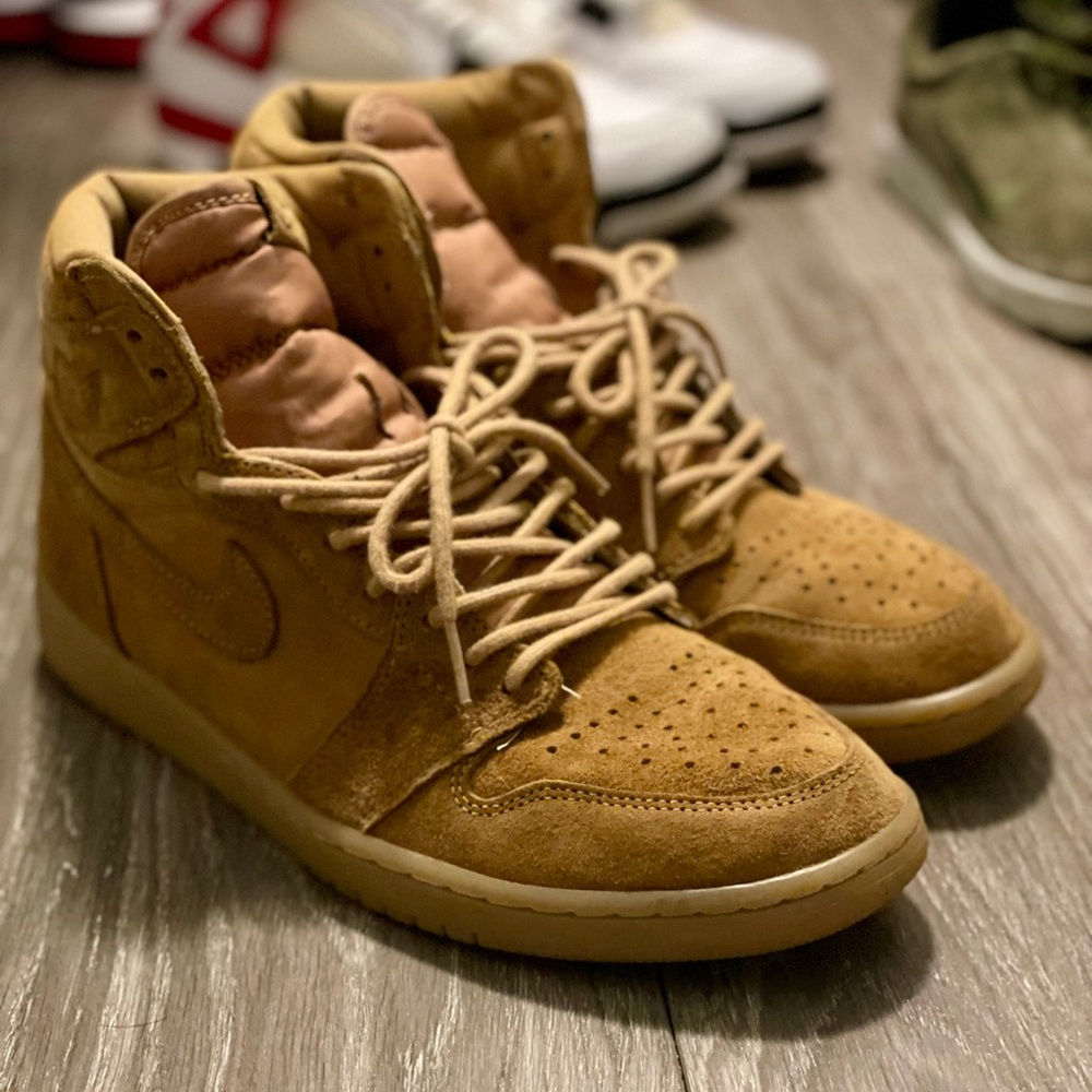 Air Jordan 1 Wheat - VNDS, No OG box. VERY clean with that interesting color.